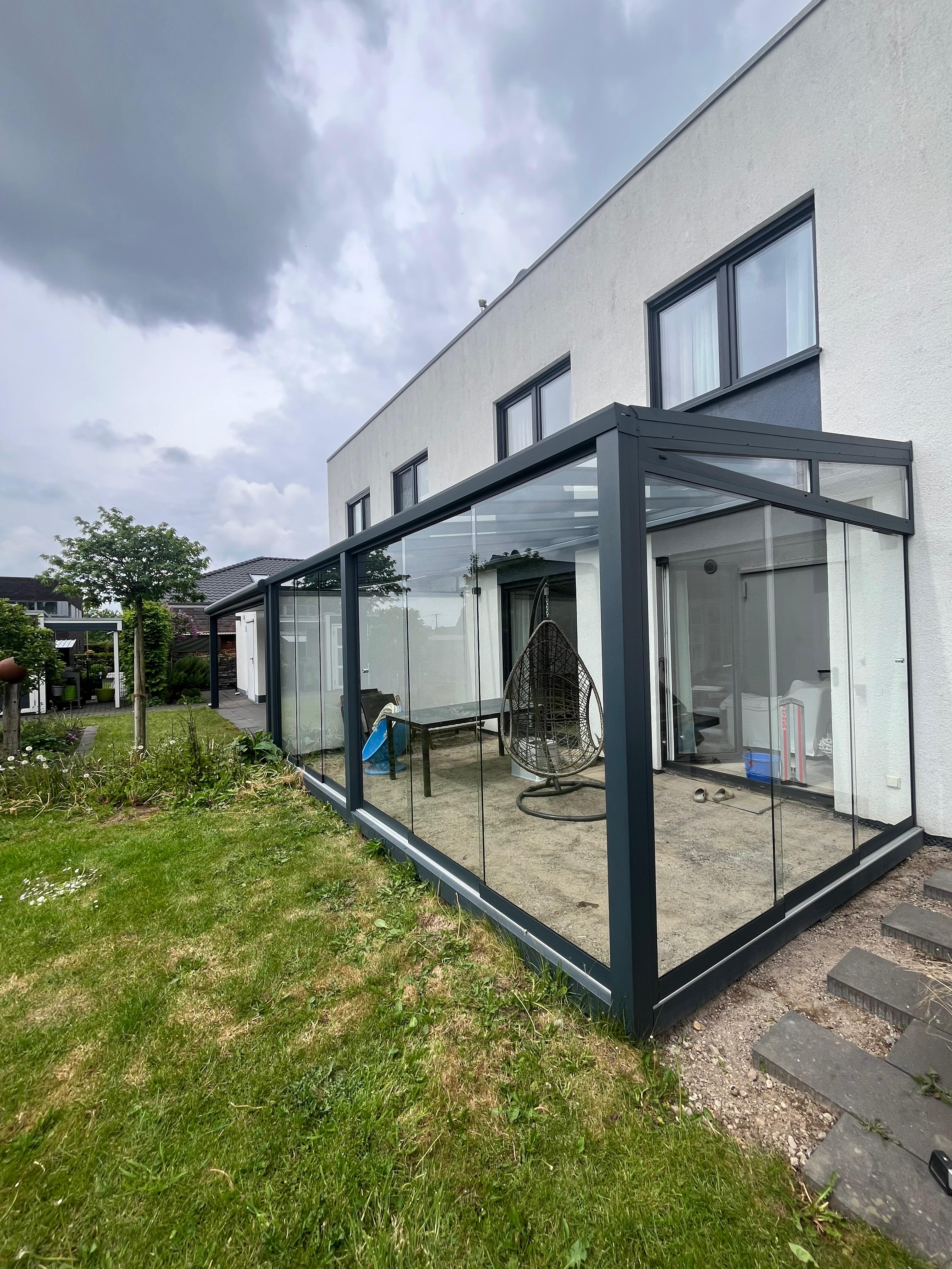 Moderne Terrassenüberdachung anthrazit