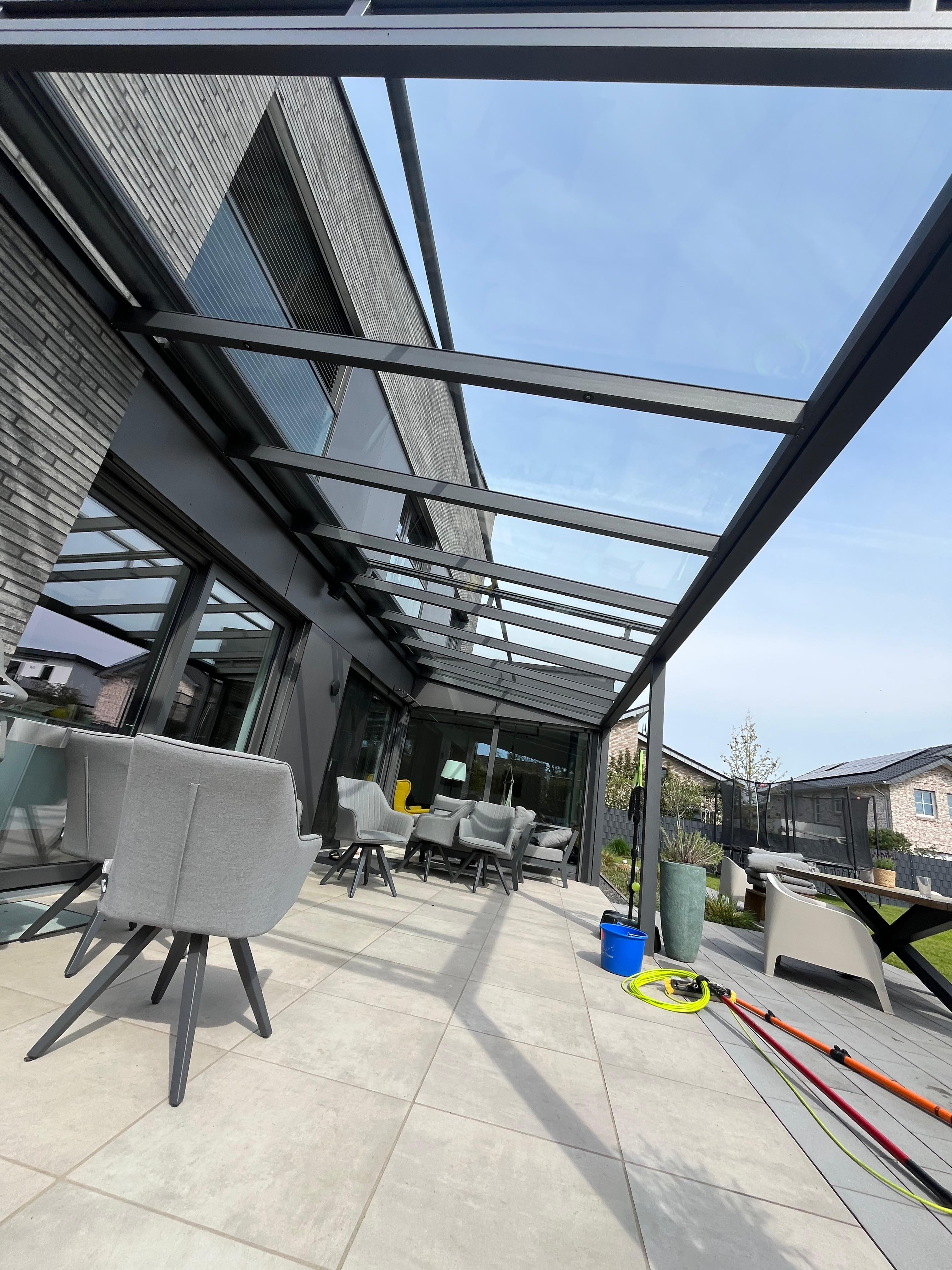 Moderne Terrassenüberdachung gereinigt